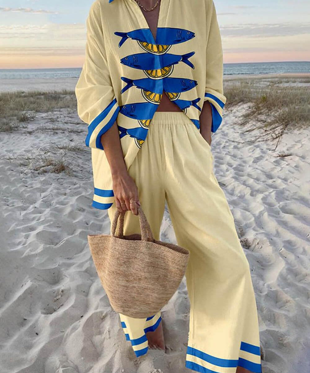 Mae | Camisa Oversized com Estampa Oceânica em Estilo Insular e Conjunto de Calças com Cintura Elástica e Bolsos