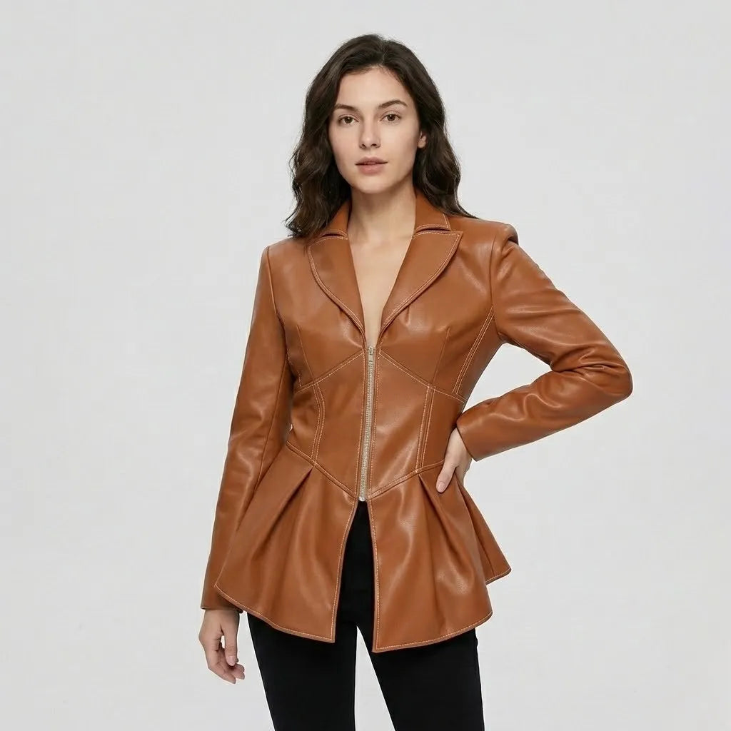 Casaco estruturado com efeito pele | Corte cintado | Detalhe peplum elegante