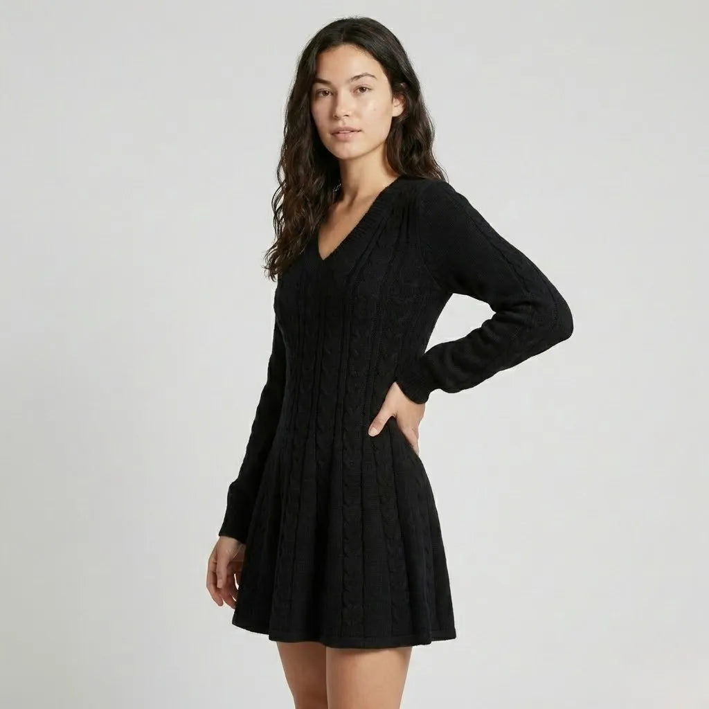 Vestido Curto em Malha Trabalhada com Decote em V Elegante