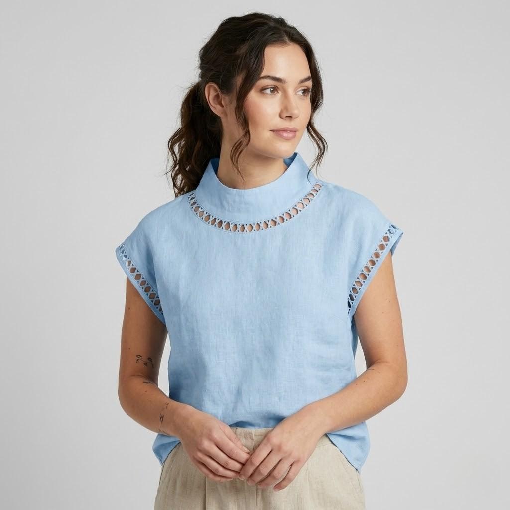 Blusa fluida em linho leve | Corte direito | Detalhes vazados elegantes