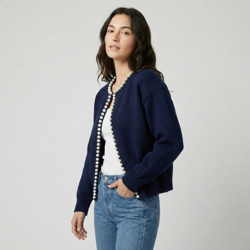 Elegância delicada com detalhe em pérolas | Cardigan curto em malha lisa | Estilo feminino clássico