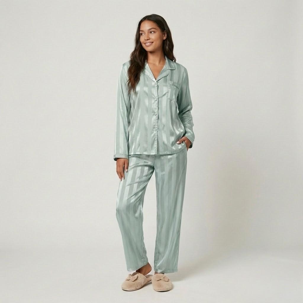 Conjunto pijama acetinado com padrão riscado | Corte fluido | Elegância relaxada