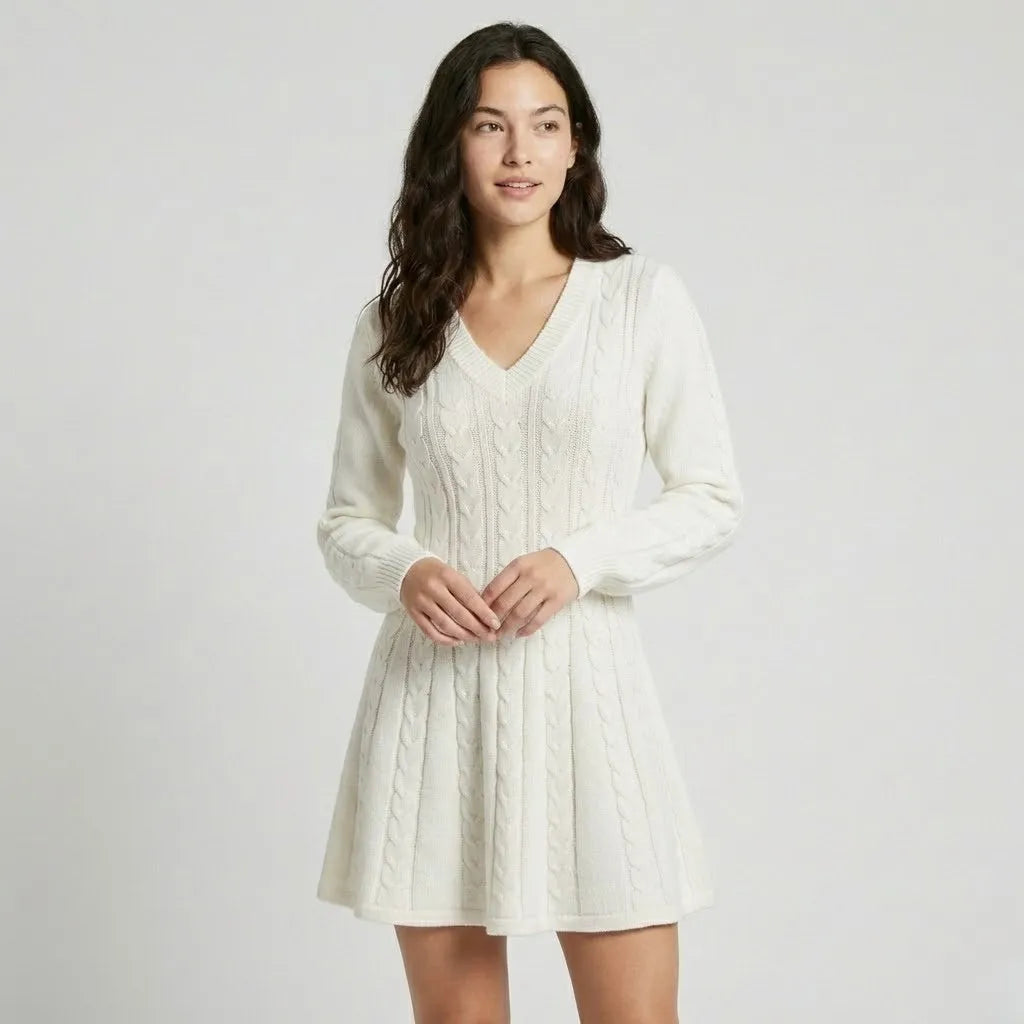 Vestido Curto em Malha Trabalhada com Decote em V Elegante