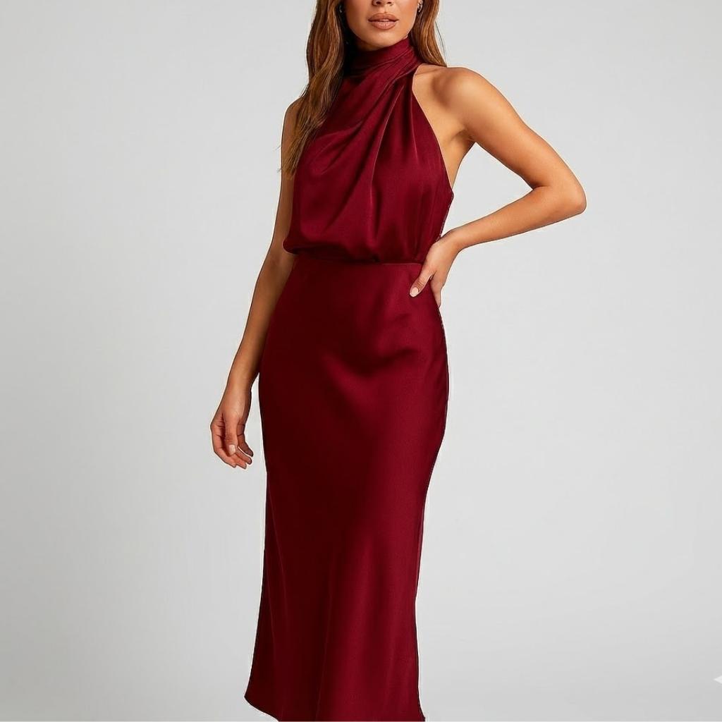 Vestido midi justo com decote alto e silhueta elegante